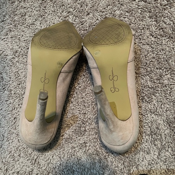 Jesica Simpson pumps nude - Picture 2 of 2